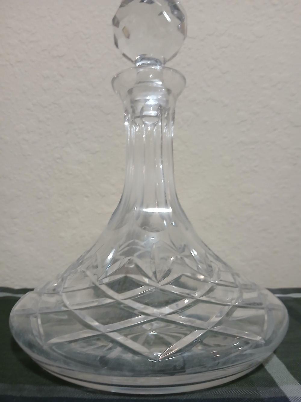 Cut Crystal Glass Decanter - Clear Diamond-Patterned Elegance